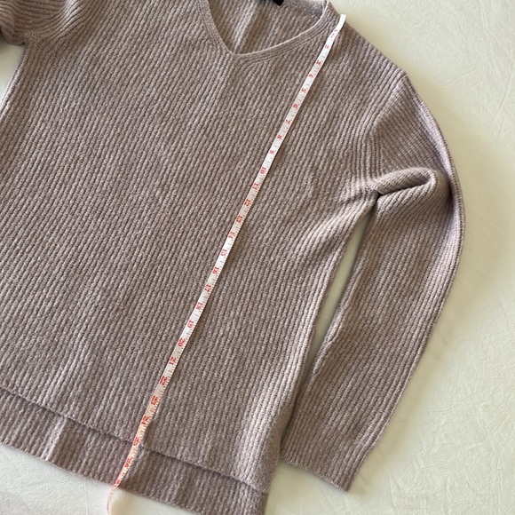 Uniqlo V-Neck Wool Blend Sweater - Dusty Pink/Tan Long Sleeve Pullover Small - Picture 4 of 7
